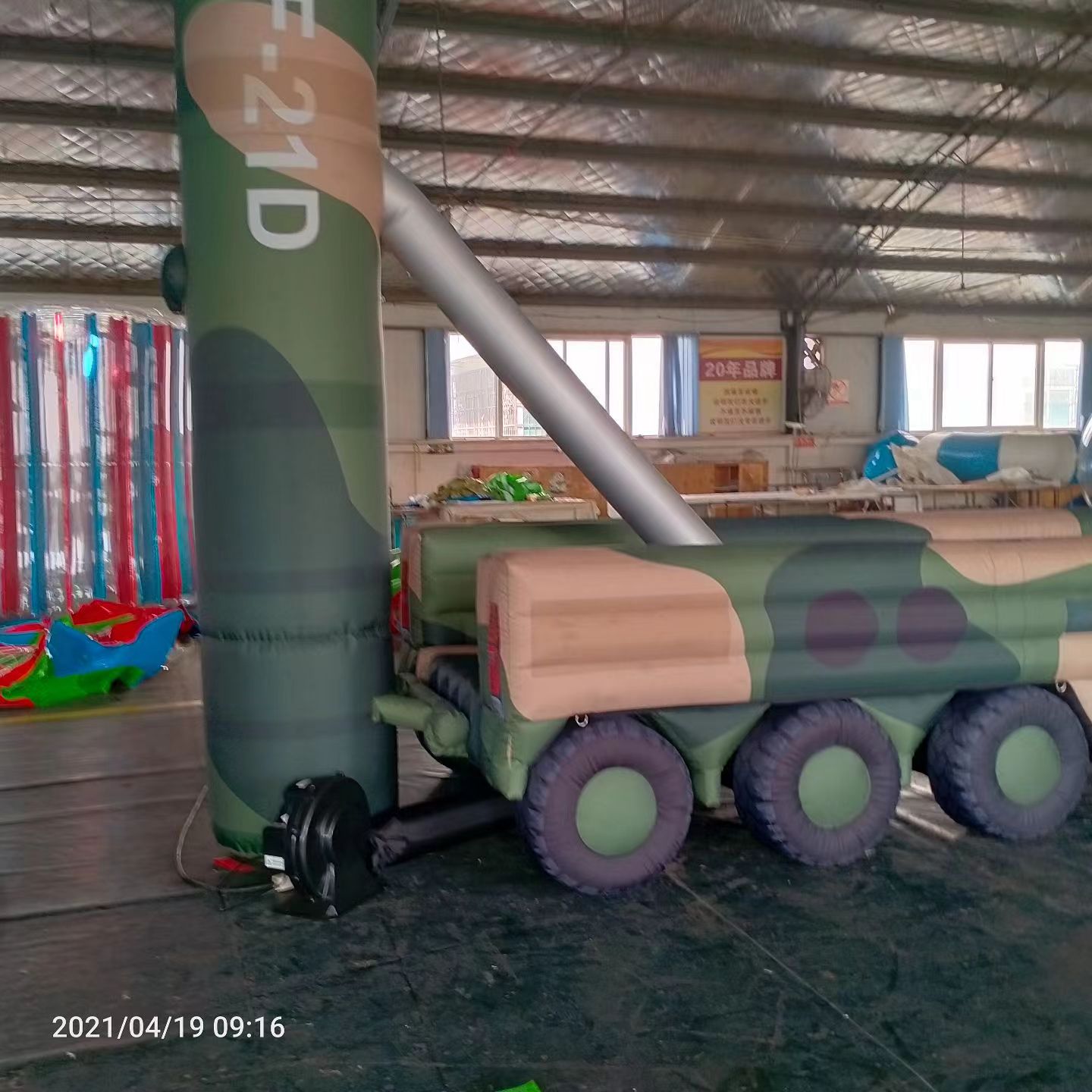 怒江军事演习中的充气目标车辆：模拟发射车雷达车坦克飞机